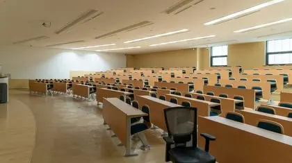 حضور 600 نفر در کلاس؛ آموزش پزشکی یا کنسرت؟