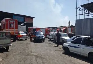 مهار آتش‌سوزی یک انبار کالا در بزرگراه بابایی