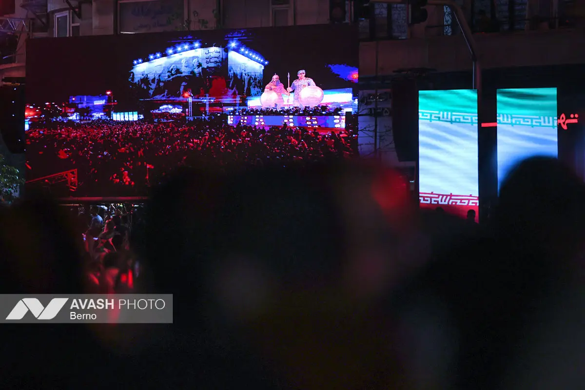 رونمایی از مجسمه «زانو زنندگان برابر ایران»