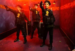 کودکان با لباس پلیس در یک سریال