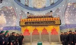 روضه‌خوانی حاج محمود کریمی و حاج میثم مطیعی در کنار پیکر رهبر شهید انقلاب در هواپیما/ فیلم