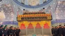 روضه‌خوانی حاج محمود کریمی و حاج میثم مطیعی در کنار پیکر رهبر شهید انقلاب در هواپیما/ فیلم