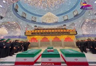 روضه‌خوانی حاج محمود کریمی و حاج میثم مطیعی در کنار پیکر رهبر شهید انقلاب در هواپیما/ فیلم