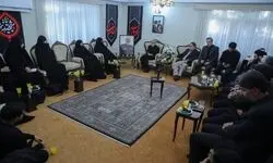 خانواده شهیده زهرا حدادعادل در کنار دختر شهید سلامی/ عکس