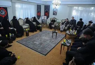 خانواده شهیده زهرا حدادعادل در کنار دختر شهید سلامی/ عکس