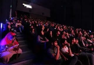 «دایناسور» صدرنشین گیشه نوروزی/ عینک قرمز کمدی نفروش
