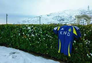رونمایی از پیراهن النصر زیر بارش برف+ فیلم