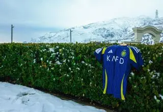 رونمایی از پیراهن النصر زیر بارش برف+ فیلم