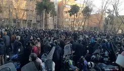 تصاویری از تجمع مردم تهران در خیابان انقلاب 