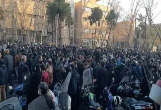 تصاویری از تجمع مردم تهران در خیابان انقلاب 