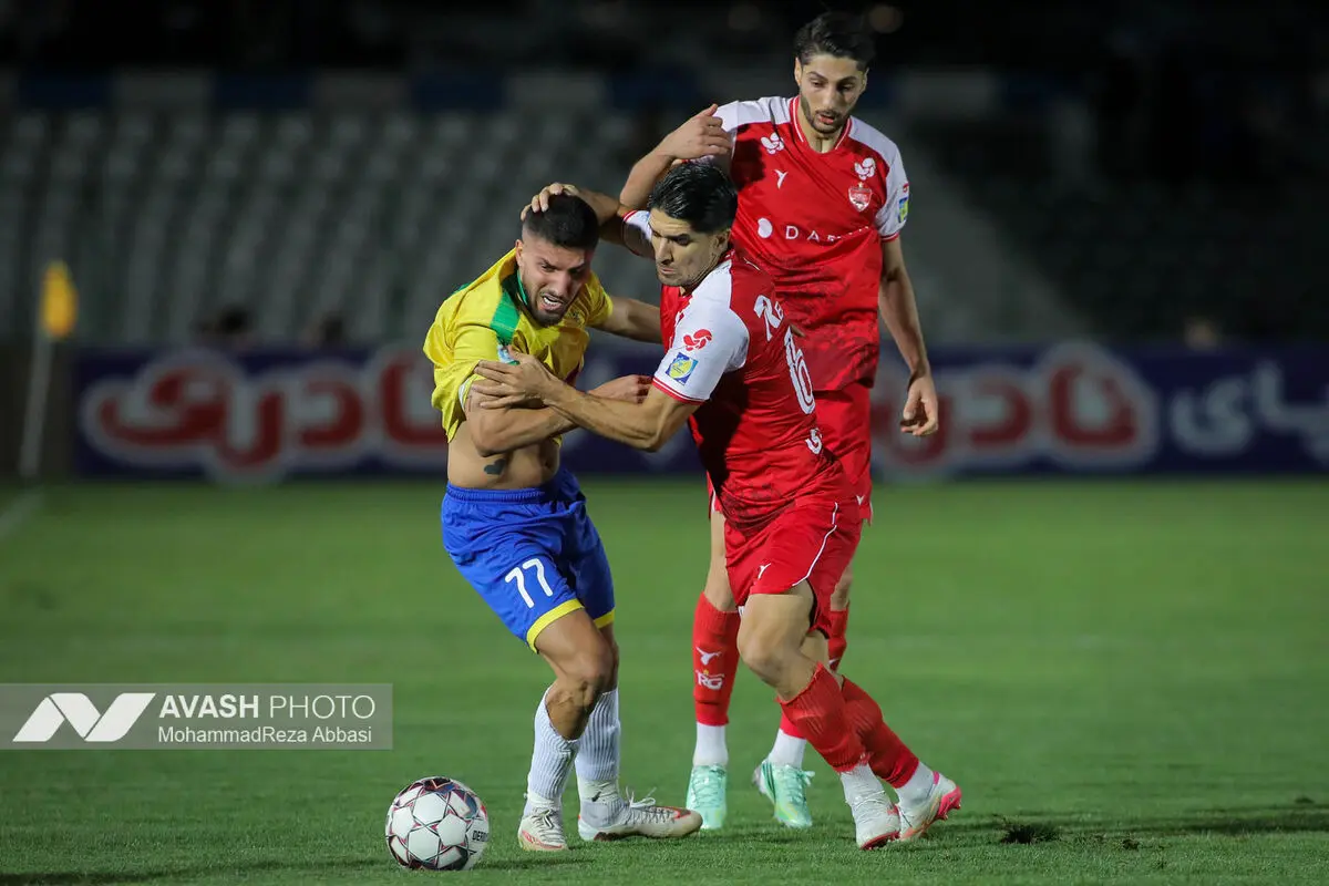 دیدار تیم های فوتبال پرسپولیس تهران و صنعت نفت آبادان