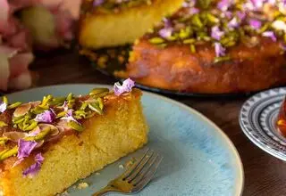 طرز تهیه کیک ماست و زعفران؛ با بافتی پنبه‌ای و عطری خوش