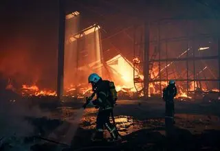 آتش‌سوزی مهیب در یک مجتمع تجاری گناباد