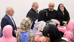 دیدارپزشکیان با جمعی از کودکان بی‌سرپرست و بدسرپرست در مجتمع «خانه دختران ایران»