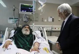 عیادت معاون اول رئیس‌ جمهور از آیت‌الله جاودان در بیمارستان