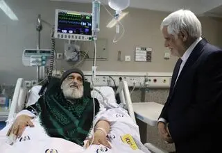 عیادت معاون اول رئیس‌ جمهور از آیت‌الله جاودان در بیمارستان
