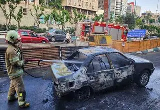 آتش‌سوزی گرفتن یک خودرو در اتوبان مدرس تهران