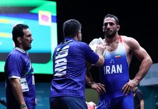 شروع مقتدرانه آذرپیرا در کشتی آزاد