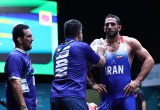 شروع مقتدرانه آذرپیرا در کشتی آزاد