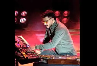 یک کنسرت تلفیقی روی صحنه می‌رود