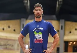 مدال طلا بر گردن احمد بذری