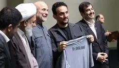 پیراهن تیم ملی کشتی به قالیباف اهدا شد