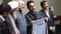 پیراهن تیم ملی کشتی به قالیباف اهدا شد