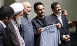 پیراهن تیم ملی کشتی به قالیباف اهدا شد