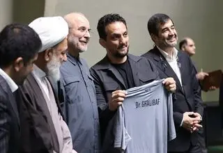 پیراهن تیم ملی کشتی به قالیباف اهدا شد