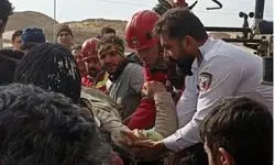 گیرافتادن کارگر مصدوم در ارتفاع ۵۶ متری