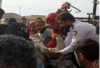 گیرافتادن کارگر مصدوم در ارتفاع ۵۶ متری