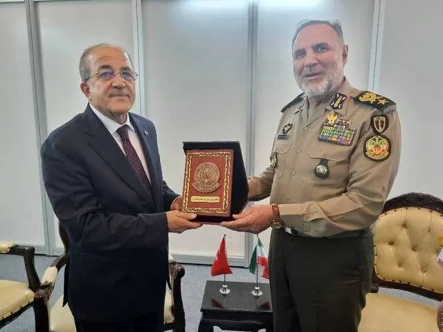 فرمانده ارتش با وزیر دفاع ترکیه دیدار کرد