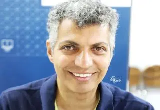 صف طولانی دریافت امضا از فردوسی‌پور در نمایشگاه کتاب