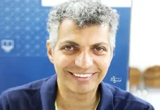 صف طولانی دریافت امضا از فردوسی‌پور در نمایشگاه کتاب