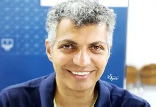 صف طولانی دریافت امضا از فردوسی‌پور در نمایشگاه کتاب