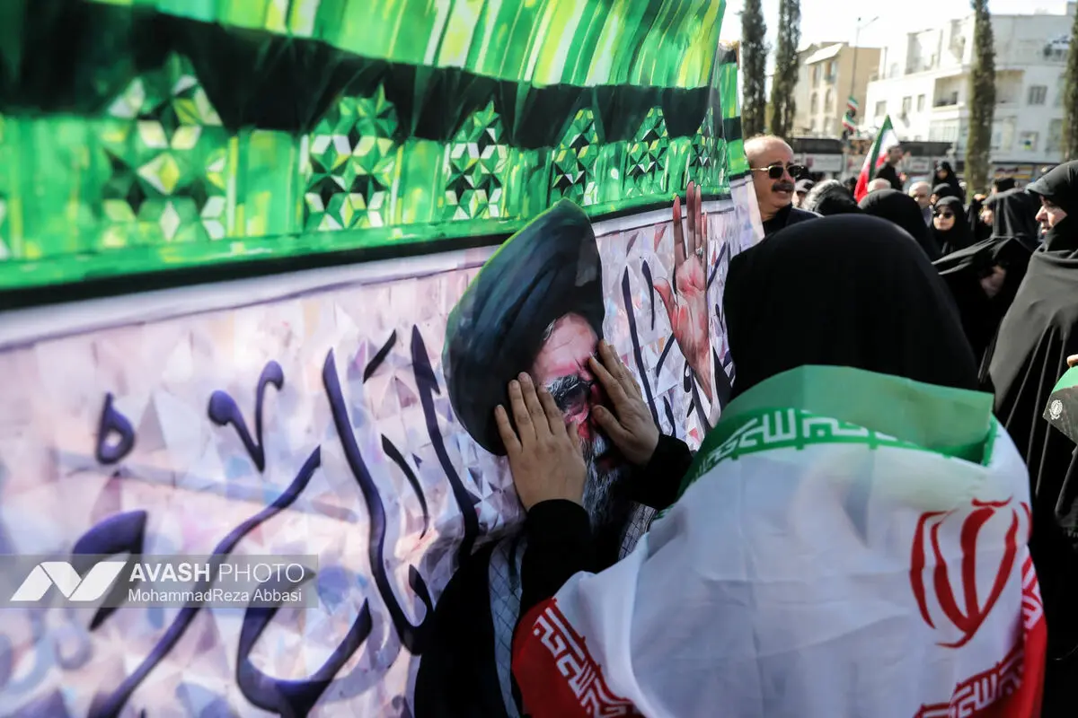 تجمع سوگواران رهبر شهید انقلاب در میدان انقلاب تهران