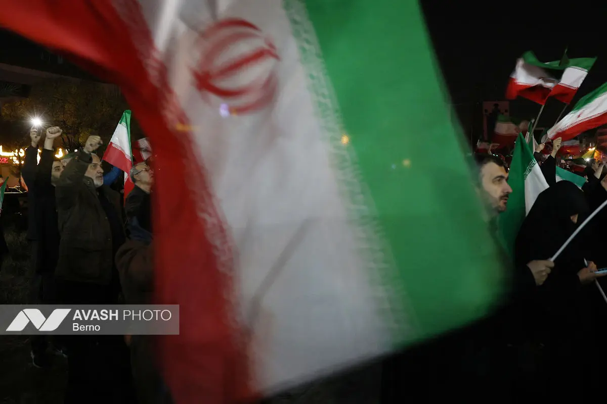 تجمع شبانه مردم در حمایت از مدافعان وطن