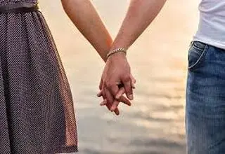 وقتی دست کسی که دوستش دارید را می گیرید چه اتفاقی می افتد؟