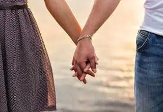 وقتی دست کسی که دوستش دارید را می گیرید چه اتفاقی می افتد؟