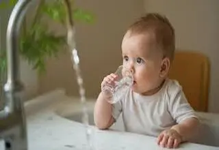 چرا به کودکان زیر 6ماه آب ندهیم