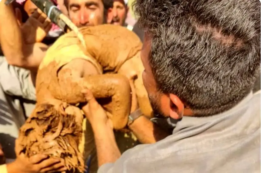 نجات کودک 4 ساله پس از ۱۶ ساعت گرفتار شدن در چاه ۵۰ متری