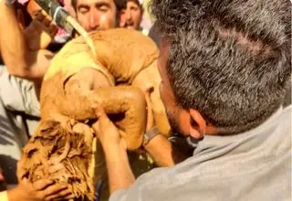 نجات کودک 4 ساله پس از ۱۶ ساعت گرفتار شدن در چاه ۵۰ متری