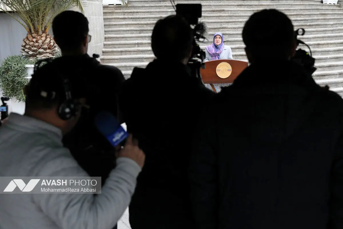 اعضای هیأت دولت در جمع خبرنگاران