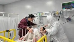داریوش فرضیایی به دیدار کودکان جنگ زده در بیمارستان رفت + عکس 