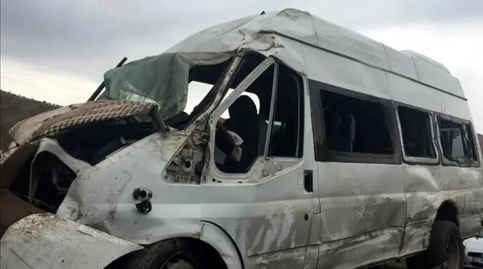واژگونی مینی‌بوس حامل کارگران