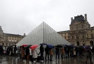 دزدان موزه لوور یک تاج گرانبها را جا گذاشتند