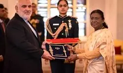 فتحعلی استوارنامه‌اش را به رئیس جمهور هند داد