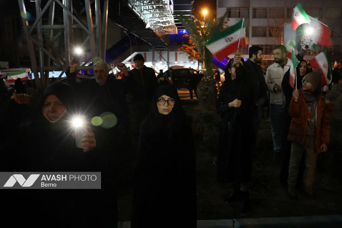 تجمع شبانه مردم در حمایت از مدافعان وطن