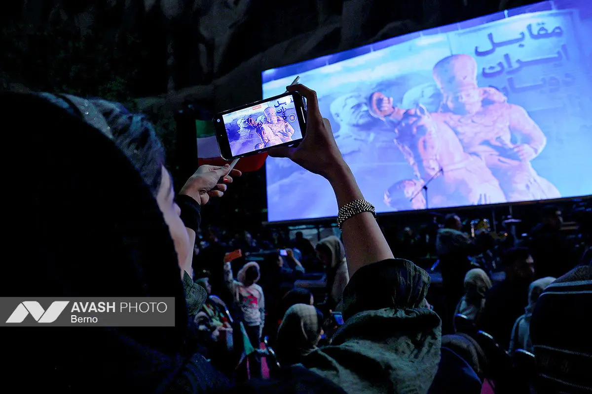 رونمایی از مجسمه «زانو زنندگان برابر ایران»