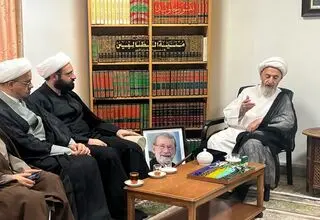 دیدار خانواده شهید علی لاریجانی با آیت‌الله سبحانی